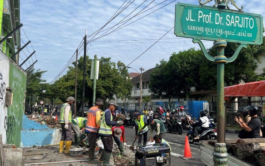 Puing dan Lapak Bekas PKL di Terban Dibersihkan