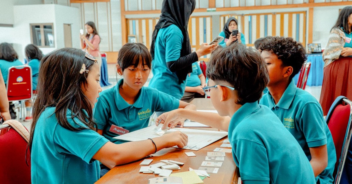 Serunya Murid SD Tumbuh 2 Belajar Bikin Maket Rumah di UAJY