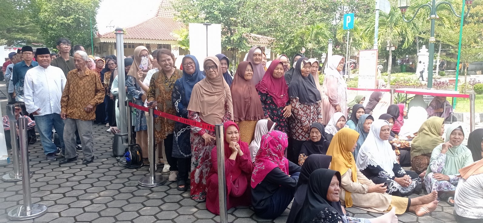 Ribuan Warga Antre Ikut Silaturahmi dengan Gubernur DIY