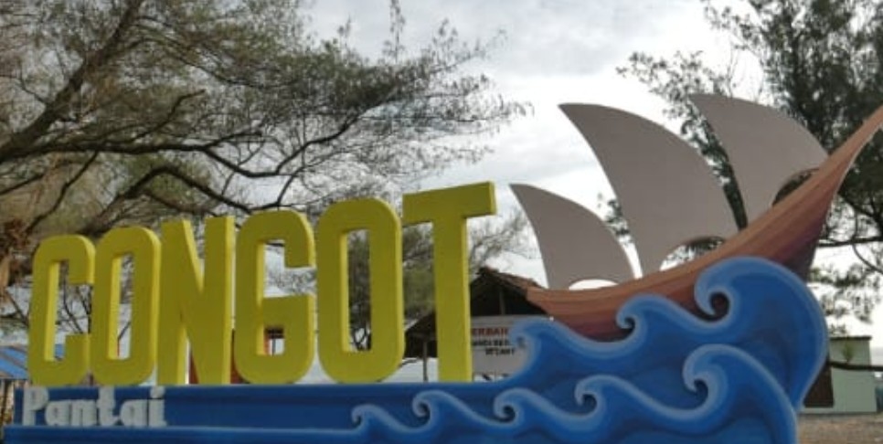 Menikmati Deburan Ombak dan View Pesawat Terbang di Pantai Congot