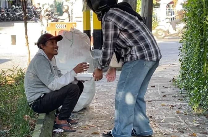 Mahasiswa UNY Gabung Komunitas Nasi Darurat, Bantu Kaum Papa Terlepas dari Kelaparan