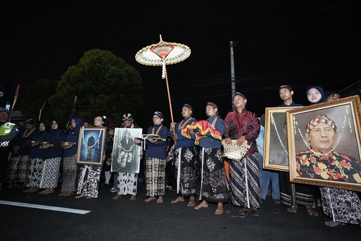 Wabup Sleman Jalan Kaki Ikuti Prosesi Kirab Budaya Adat Suran Mbah Demang
