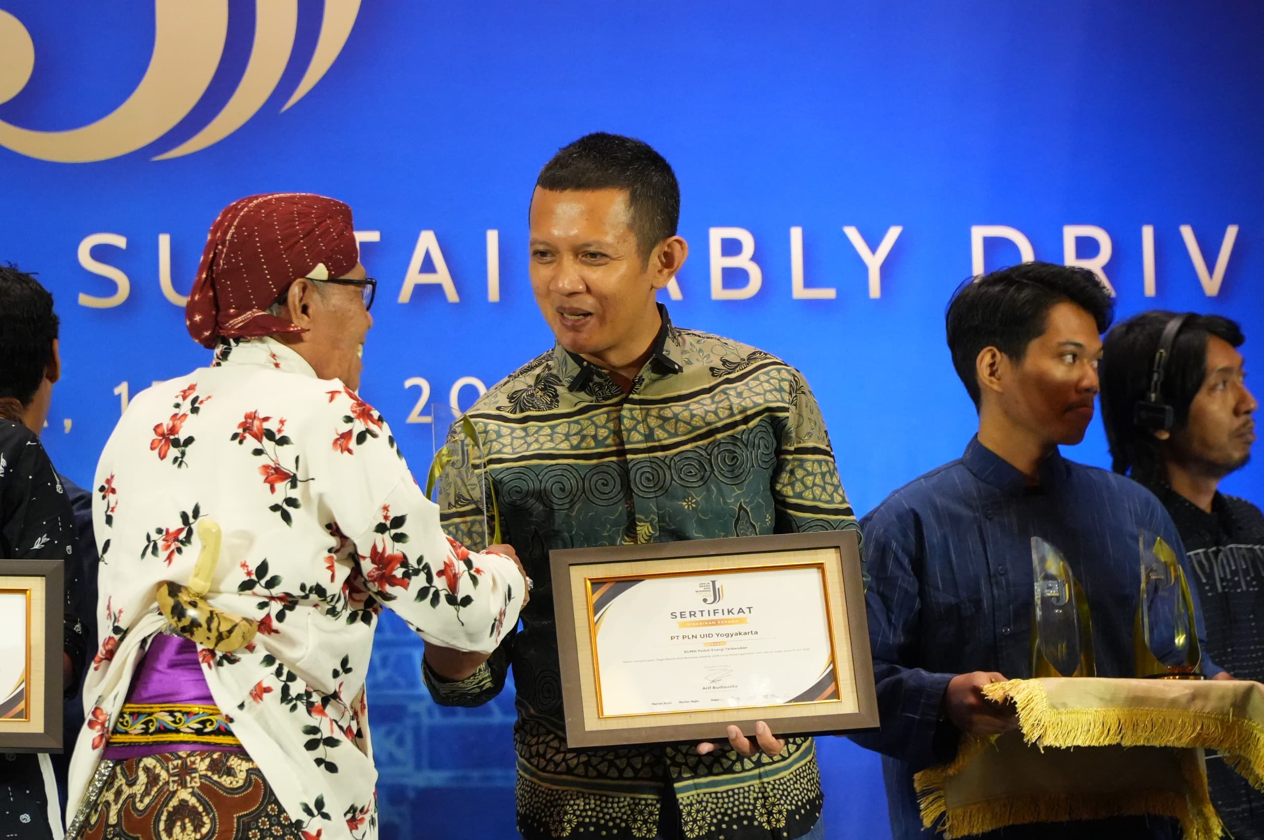 PLN Raih Penghargaan BUMN Peduli Energi Terbarukan