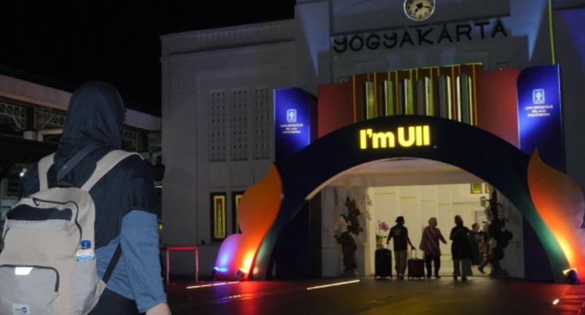 Cerita di Balik Light Show UII di Stasiun Tugu