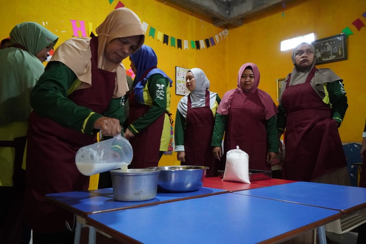 Pelatihan Pengolahan Susu Kambing, PLN DIY Dorong Pemberdayaan Perempuan Wilayah Sleman