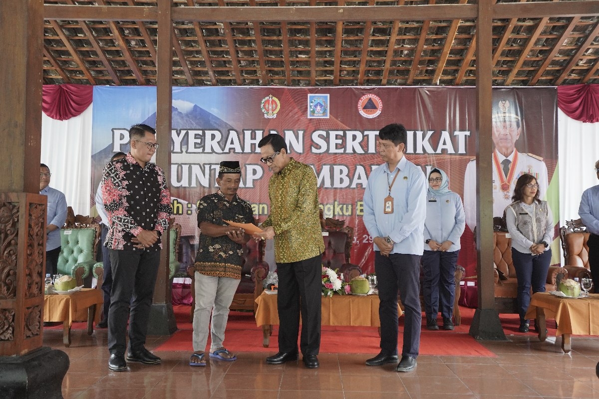 Sri Sultan HB X Serahkan 46 SHM Huntap Korban Erupsi Merapi di Sleman