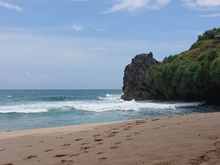 Ngrawah, Pantai Hidden Gem di Gunung Kidul yang Rasanya Kayak Private Beach