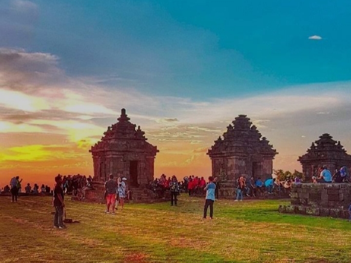 Langit Emas di Atas Candi Ijo: 5 Keunikan yang Bikin Tempat Ini Nempel di Ingatan
