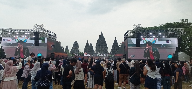 Rony Parulian Sukseskan Bawakan Lagu Sendiri di Panggung Prambanan Jazz 2025
