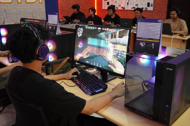 Keseruan Pembukaan Event Esports Unifest UTDI 2025, Ratusan Peserta Berjuang Menjadi yang Terbaik