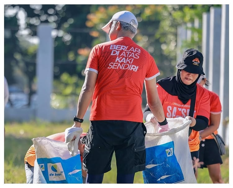 5 Potret Aksi Ganjar Pranowo Bersih-bersih Stadion Maguwoharjo, Netizen: Pak Ganjar Maturnuwun
