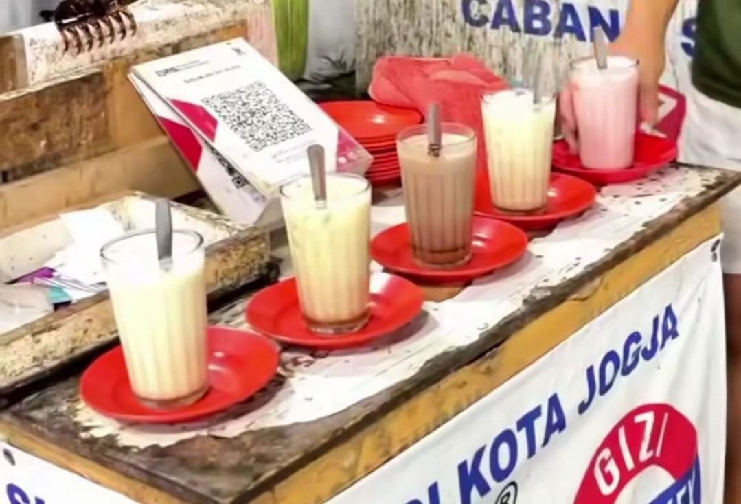 Nyantai Sambil Minum Susu Murni Shi Jeckex yang Fenomenal di jogja