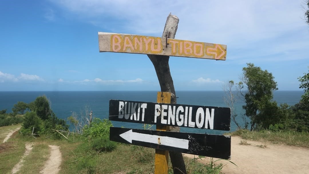 Bukit Pengilon; Spot Hiking Santai Bonus Pemandangan Samudera yang Indah