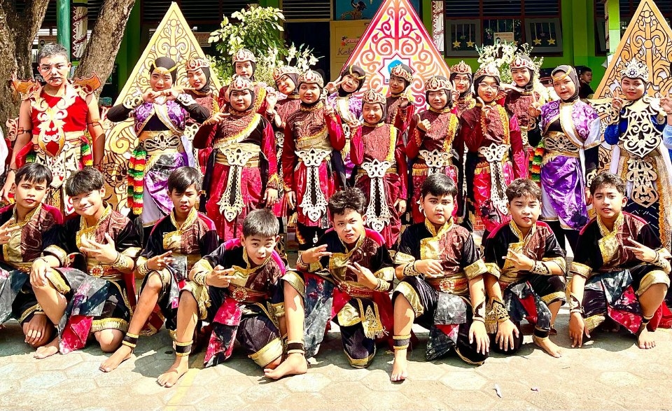 Bawakan Kisah 'Hanoman Obong' Tim Drumband Gita Swara SDN Rejodadi Meriahkan Panggung Kesenian di Gedung Agung Yogyakarta