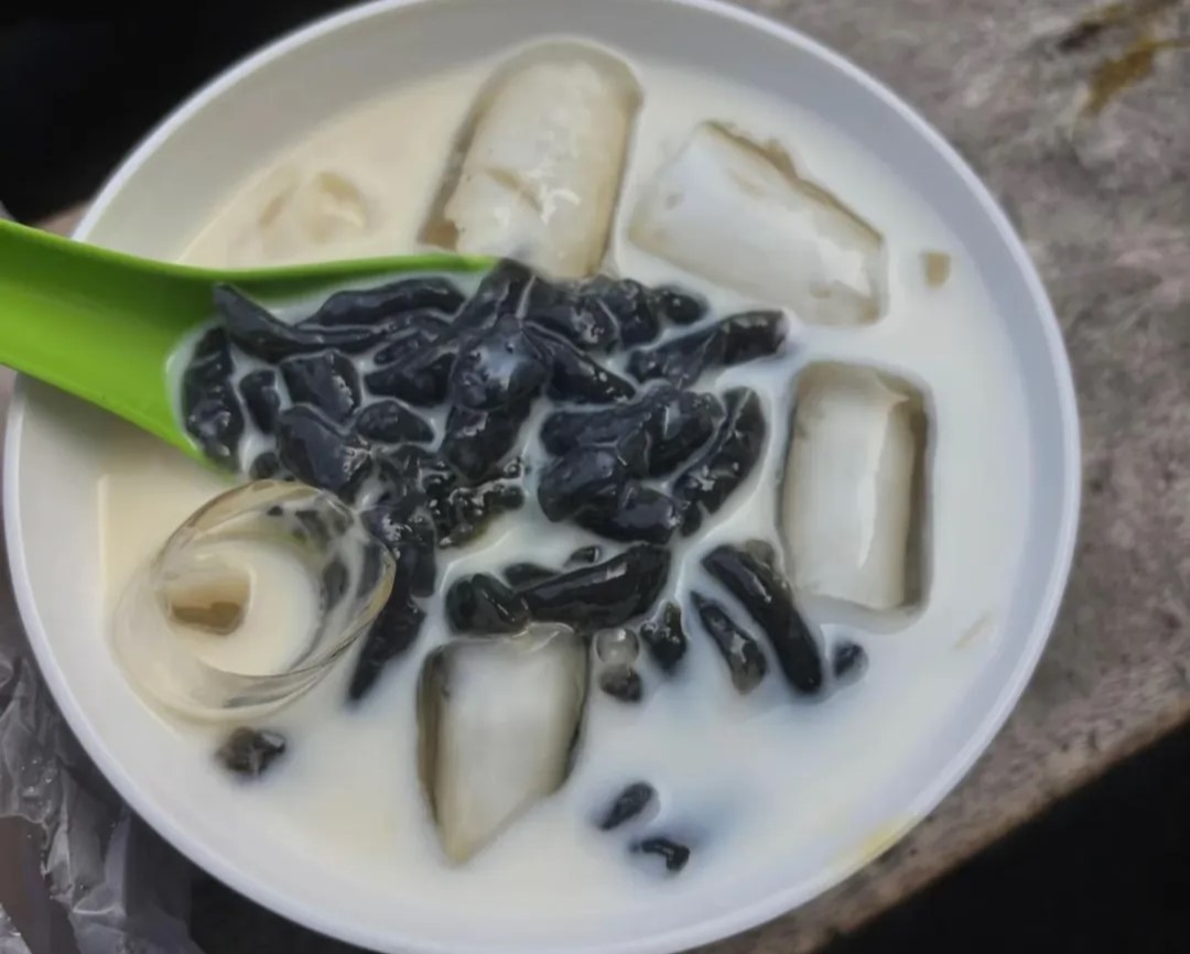 Berburu Kuliner di Pasar Ngasem, Ada Dawet Ireng Ayu Manis yang Segar dan Legendaris