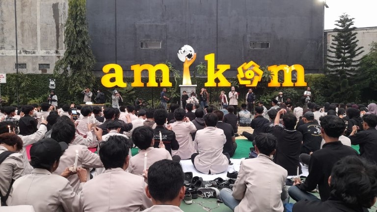 Nyalakan 1.000 Lilin, Mahasiswa Amikom Gelar Doa Bersama Untuk Rheza