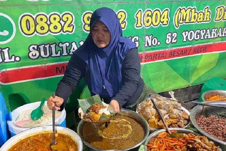 Gudeg Mercon Pasar Sentul Mbak Dian, Ceker, Uritan, Koyor, dan Pedesnya Bikin Ketagihan