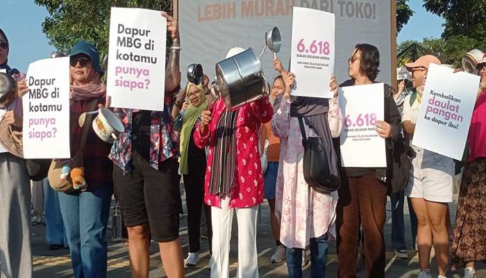 Sambil Bawa Alat Masak, Ibu-ibu di Jogja Turun ke Jalan, Minta Presiden Prabowo Hentikan MBG