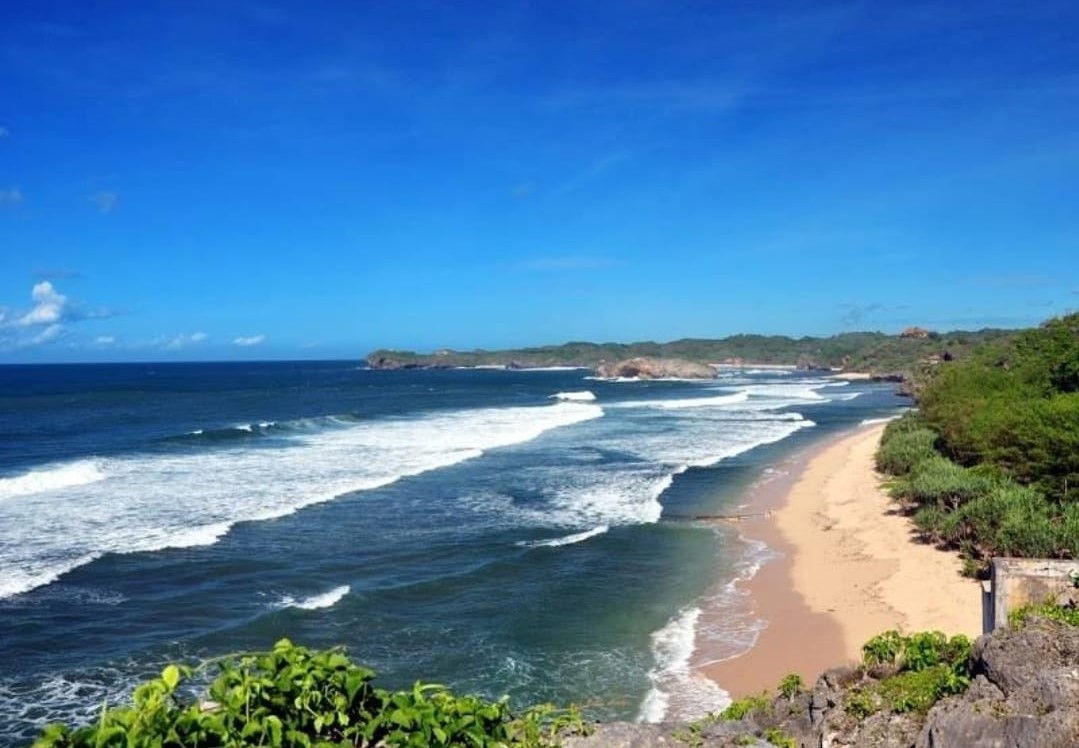Pantai Krakal, View Sunset yang Memukau dan Batu Karang yang Menawan