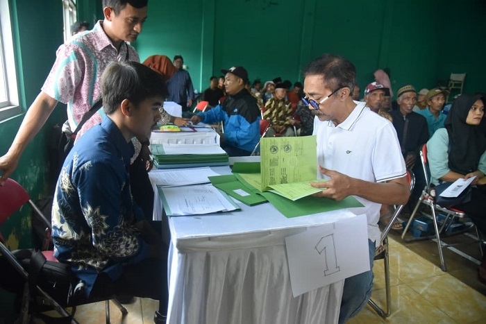 Warga Terdampak Jalan Prambanan - Lemahbang Terima Sertifikat Tanah Hak Milik