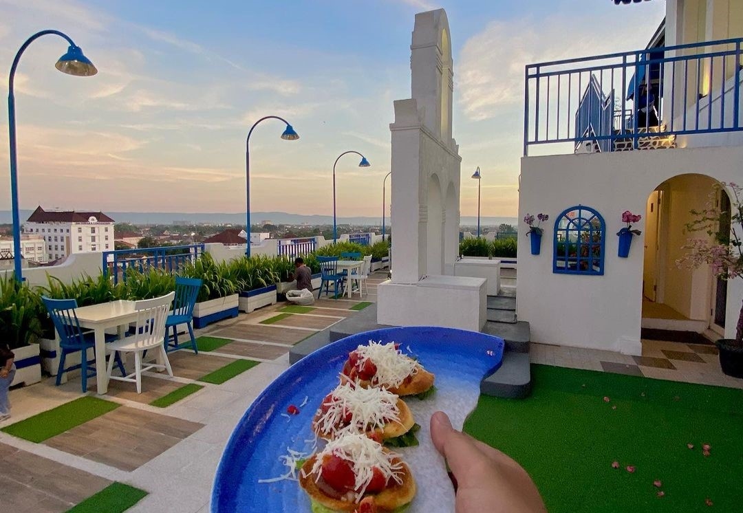 Nongkrong Estetik di Cafe Yamas Sky, Cafe Ala Santorini View Kota Jogja
