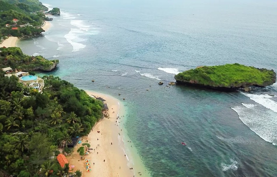 Pantai Sadranan, Bisa Snorkeling dan Mendayung Kano yang Seru