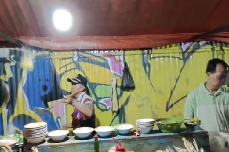 Mie Ayam Lempar Yogyakarta, Sensasi Melihat Atraksi Mie Dilempar sebelum Makan