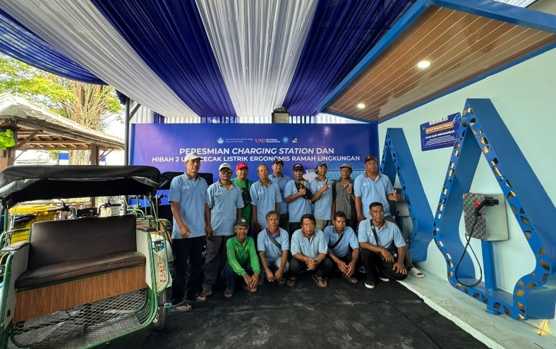 Muhammadiyah Yogyakarta Sumbang 2 Becak Listrik dan Resmikan Stasiun Pengisian, Dukung Wisata Ramah Lingkungan
